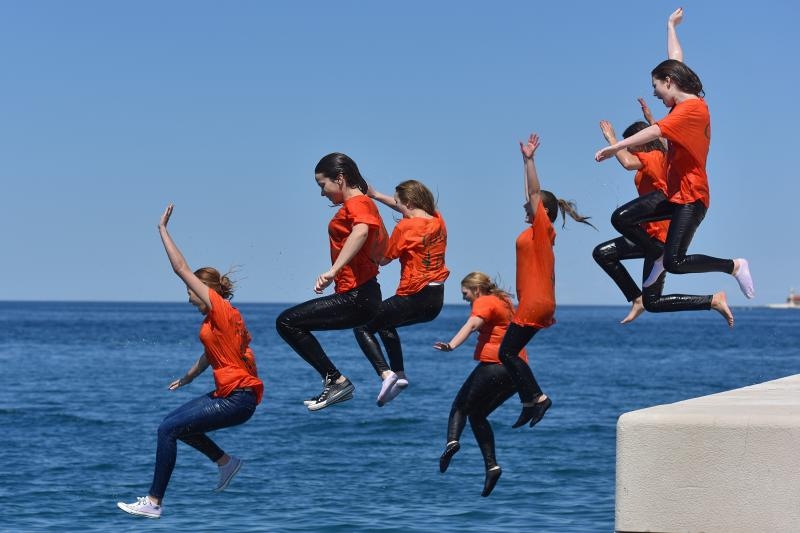 Ludijada zadarskih maturanata uz pjesmu i kupanje na Morskim orguljama. Foto: Dino Stanin/PIXSELL Ludijada zadarskih maturanata uz pjesmu i kupanje na Morskim orguljama. Foto: Dino Stanin/PIXSELL
