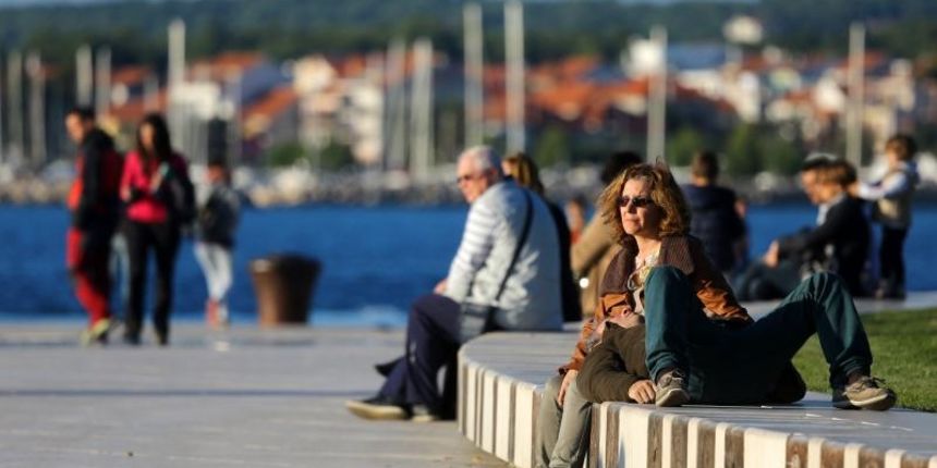 Zadar – Suncano i toplo nedjeljno poslijepodne velik broj ljudi proveo je na rivi. Photo: Filip Brala/PIXSELL Zadar – Suncano i toplo nedjeljno poslijepodne velik broj ljudi proveo je na rivi. Photo: Filip Brala/PIXSELL