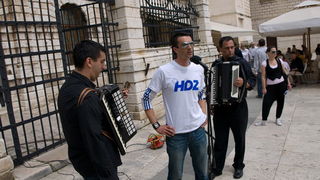 HDZ i SDP standovi na Narodnom trgu