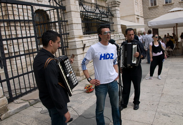 HDZ i SDP standovi na Narodnom trgu