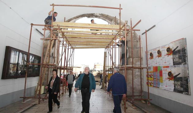 Tvrtka Ploter postavlja skelu za obnovu gradskih bedema na samom ulazu u grad. Photo: Zeljko Mrsic/PIXSELL