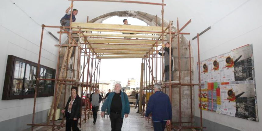Tvrtka Ploter postavlja skelu za obnovu gradskih bedema na samom ulazu u grad. Photo: Zeljko Mrsic/PIXSELL