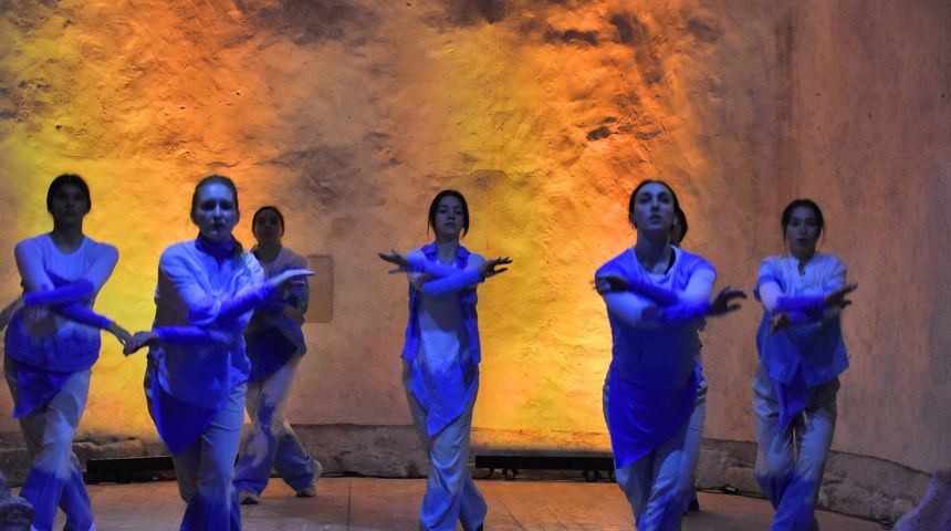 Multimedijalna predstava More ko žena miče pločice svojih dragulja u izvedbi Zadarskog plesnog ansambla Multimedijalna predstava More ko žena miče pločice svojih dragulja u izvedbi Zadarskog plesnog ansambla