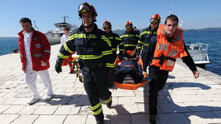 Zadar, 190413.Pokazno-edukacijska vjezba spasavanja na moru “More i sigurnost” na moru ispred Morskih orgulja; sudjelovalo je 14 institucija (policija, vatrogasci, Crveni kriz, hitna pomoc, ronilacki klubovi…). Simuliran je pozar na Jadrolinijinom traj