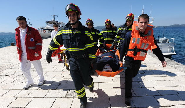 Zadar, 190413.Pokazno-edukacijska vjezba spasavanja na moru “More i sigurnost” na moru ispred Morskih orgulja; sudjelovalo je 14 institucija (policija, vatrogasci, Crveni kriz, hitna pomoc, ronilacki klubovi…). Simuliran je pozar na Jadrolinijinom traj