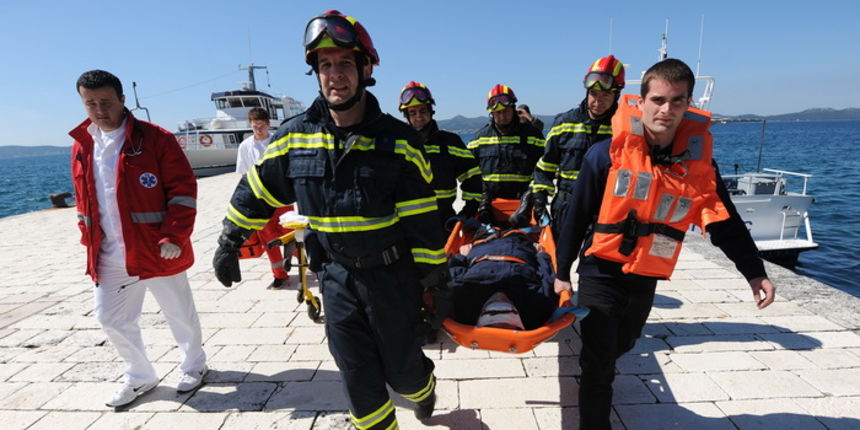 Zadar, 190413.Pokazno-edukacijska vjezba spasavanja na moru “More i sigurnost” na moru ispred Morskih orgulja; sudjelovalo je 14 institucija (policija, vatrogasci, Crveni kriz, hitna pomoc, ronilacki klubovi…). Simuliran je pozar na Jadrolinijinom traj Zadar, 190413.Pokazno-edukacijska vjezba spasavanja na moru “More i sigurnost” na moru ispred Morskih orgulja; sudjelovalo je 14 institucija (policija, vatrogasci, Crveni kriz, hitna pomoc, ronilacki klubovi…). Simuliran je pozar na Jadrolinijinom traj