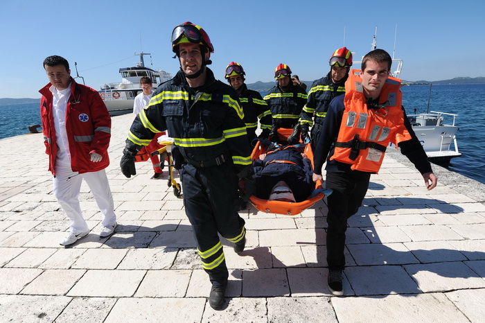 Zadar, 190413.Pokazno-edukacijska vjezba spasavanja na moru “More i sigurnost” na moru ispred Morskih orgulja; sudjelovalo je 14 institucija (policija, vatrogasci, Crveni kriz, hitna pomoc, ronilacki klubovi…). Simuliran je pozar na Jadrolinijinom traj
