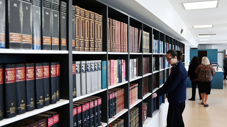 Čitaonica Znanstvene knjižnice Sveučilišta u Zadru obnovljena i opremljena prijenosnim računalima Čitaonica Znanstvene knjižnice Sveučilišta u Zadru obnovljena i opremljena prijenosnim računalima