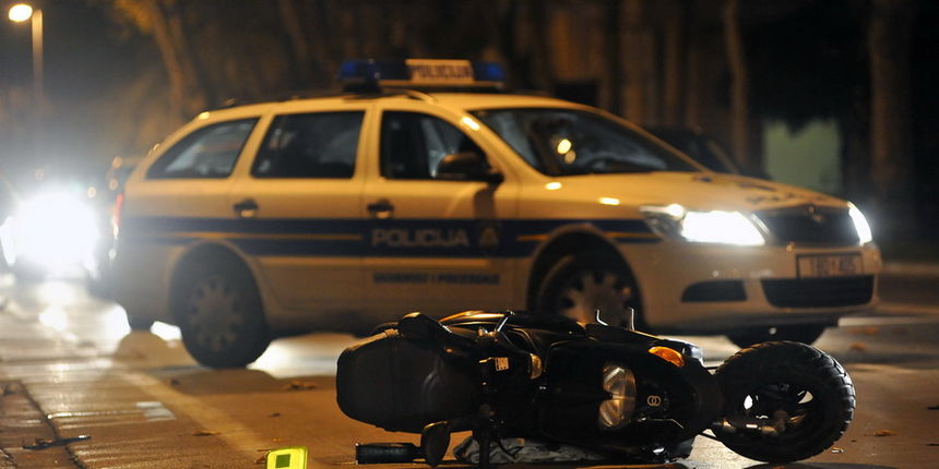 Zadar, 271112.
Poslijepodne oko 17:30h se kod zgrade “Pegla” dogodila prometna nesreca u kojoj su sudjelovali skuter zadarskih registarskih oznaka i vozilo tvrtke “Taxi Lulic”. Ocevid je u tijeku, a policija zasad nema podatke o tezini ozlijeda sudionika