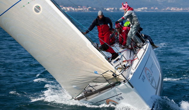 Zadar, 260211.
U Biogradskom akvatoriju se ovoga vikenda odrzava 11. Karnevalska regata. U tri jedrenja natjecati ce se 50-ak brodova.
Na slici: detalj sa subotnjeg jedrenja.
Foto: Vladimir Ivanov / CROPIX
