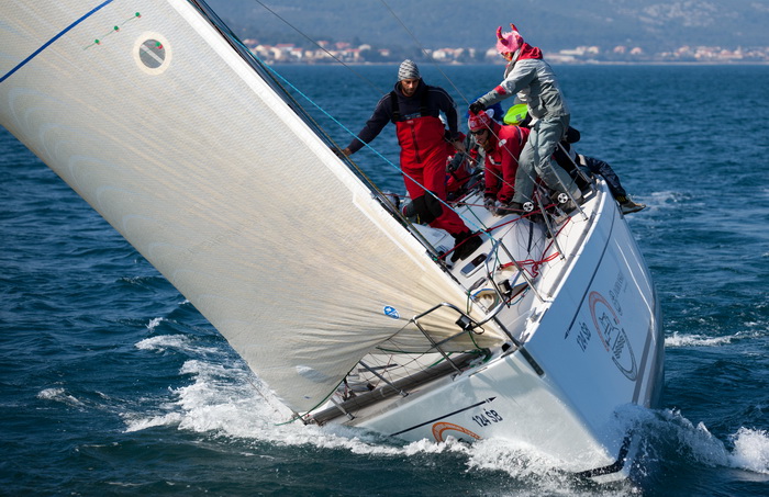 Zadar, 260211.
U Biogradskom akvatoriju se ovoga vikenda odrzava 11. Karnevalska regata. U tri jedrenja natjecati ce se 50-ak brodova.
Na slici: detalj sa subotnjeg jedrenja.
Foto: Vladimir Ivanov / CROPIX Zadar, 260211.
U Biogradskom akvatoriju se ovoga vikenda odrzava 11. Karnevalska regata. U tri jedrenja natjecati ce se 50-ak brodova.
Na slici: detalj sa subotnjeg jedrenja.
Foto: Vladimir Ivanov / CROPIX