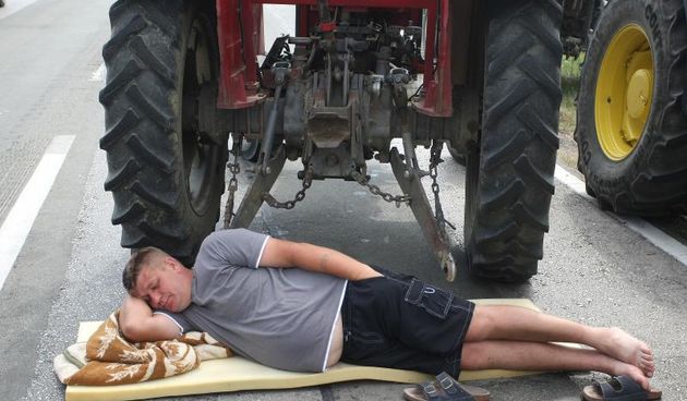 14.08.2013., Zupanja – Prosvjed seljaka se i dalje nastavlja uz blokadu prometnica. Ljudi spavaju ispod traktora u hladovini. Photo: Davor Javorovic/PIXSELL