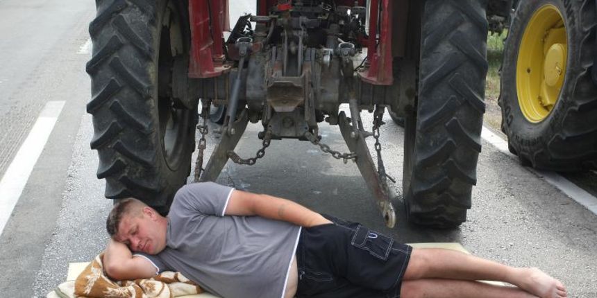 14.08.2013., Zupanja – Prosvjed seljaka se i dalje nastavlja uz blokadu prometnica. Ljudi spavaju ispod traktora u hladovini. Photo: Davor Javorovic/PIXSELL 14.08.2013., Zupanja – Prosvjed seljaka se i dalje nastavlja uz blokadu prometnica. Ljudi spavaju ispod traktora u hladovini. Photo: Davor Javorovic/PIXSELL