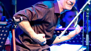 Oliver Dragojević i gudački orekestar Alana Bjelinskog na Višnjiku 22. ožujka 2011. Foto: Kristijan Orlić Oliver Dragojević i gudački orekestar Alana Bjelinskog na Višnjiku 22. ožujka 2011. Foto: Kristijan Orlić