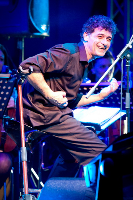 Oliver Dragojević i gudački orekestar Alana Bjelinskog na Višnjiku 22. ožujka 2011. Foto: Kristijan Orlić Oliver Dragojević i gudački orekestar Alana Bjelinskog na Višnjiku 22. ožujka 2011. Foto: Kristijan Orlić