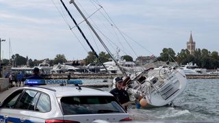 Nasukana jedrilica na Trpimirovoj obali Nasukana jedrilica na Trpimirovoj obali