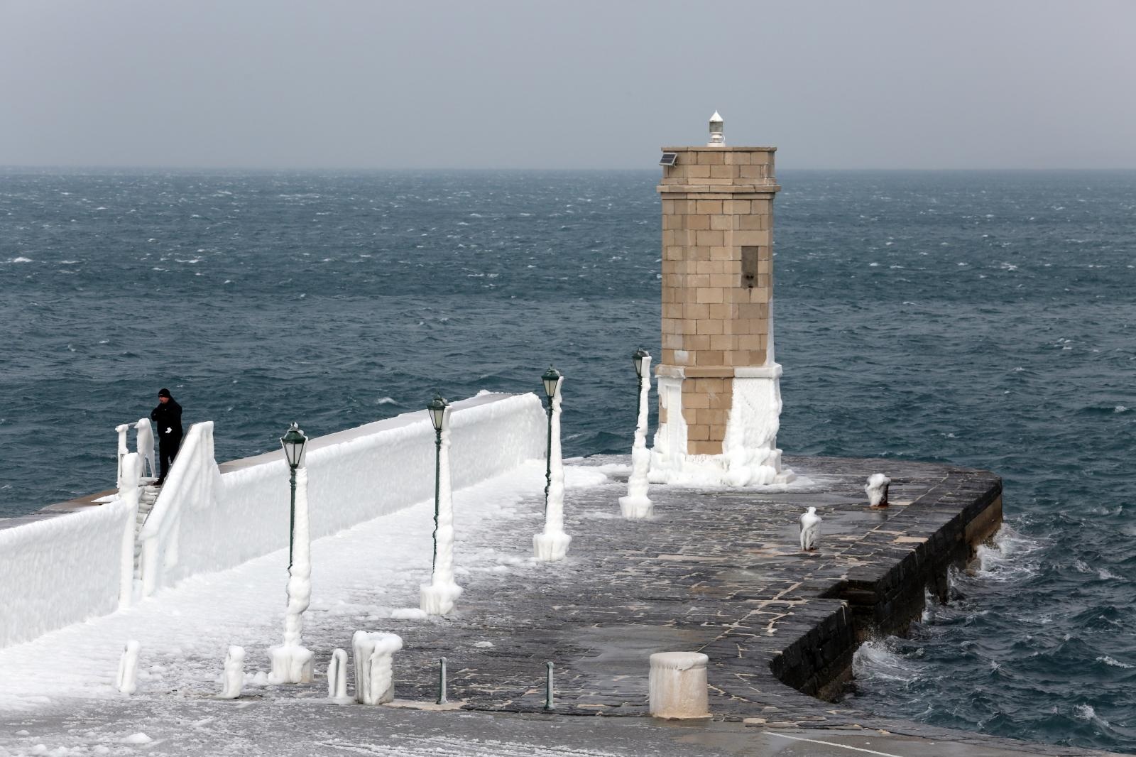 Zaleđeno more i čudesne ledene skulpture na senjskoj rivi