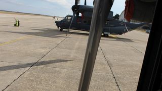 Djelatnici iz vojarne u Zemuniku obišli američke Osprey-e Djelatnici iz vojarne u Zemuniku obišli američke Osprey-e