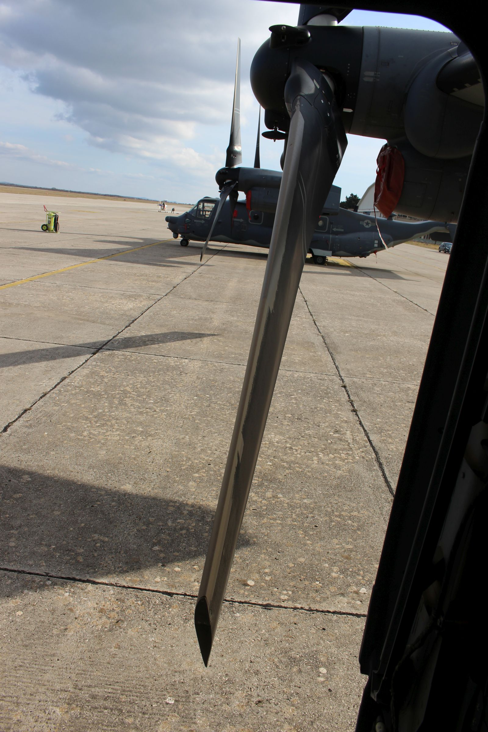 Djelatnici iz vojarne u Zemuniku obišli američke Osprey-e Djelatnici iz vojarne u Zemuniku obišli američke Osprey-e