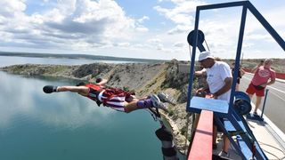 Otvorena sezona bungee jumpinga sa starog Masleničkog mosta. Photo: Hrvoje Jelavić/PIXSELL Otvorena sezona bungee jumpinga sa starog Masleničkog mosta. Photo: Hrvoje Jelavić/PIXSELL