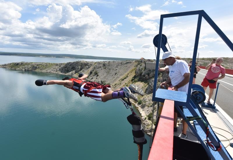 Otvorena sezona bungee jumpinga sa starog Masleničkog mosta. Photo: Hrvoje Jelavić/PIXSELL Otvorena sezona bungee jumpinga sa starog Masleničkog mosta. Photo: Hrvoje Jelavić/PIXSELL