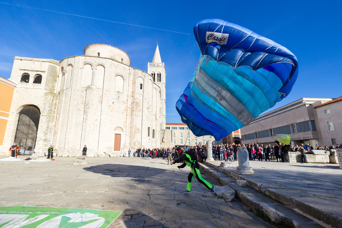 Badnjak 2016: Blagdanski đir po gradu 24. prosinca Badnjak 2016: Blagdanski đir po gradu 24. prosinca