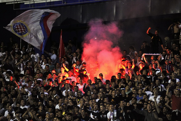Zagreb, 220513.
Stadion Maksimir.
Finale Hrvatskog kupa, uzvratna utakmica Lokomotiva – Hajduk.
Na slici: navijaci Hajduka, Torcida, bakljada.
Foto: Boris Kovacev / CROPIX Zagreb, 220513.
Stadion Maksimir.
Finale Hrvatskog kupa, uzvratna utakmica Lokomotiva – Hajduk.
Na slici: navijaci Hajduka, Torcida, bakljada.
Foto: Boris Kovacev / CROPIX