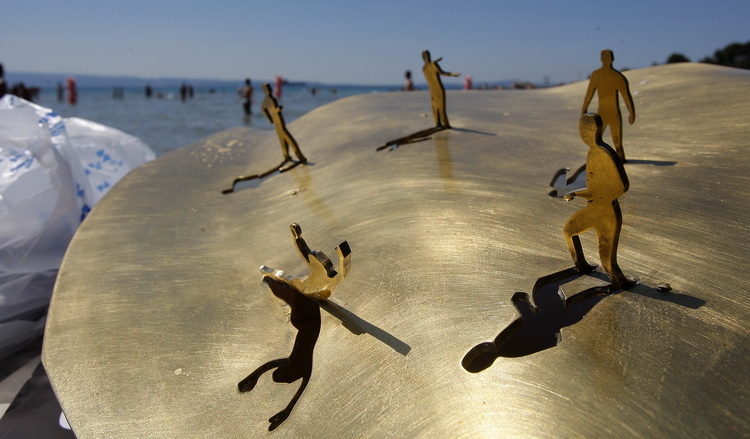Split, 120611.
Na splitskim Bacvicama odrzano je 7. Prvenstvo svita u piciginu. Naslov pobjednika drugu godinu za redom osvojila je ekipa A1.
Foto: Ante Cizmic / CROPIX Split, 120611.
Na splitskim Bacvicama odrzano je 7. Prvenstvo svita u piciginu. Naslov pobjednika drugu godinu za redom osvojila je ekipa A1.
Foto: Ante Cizmic / CROPIX