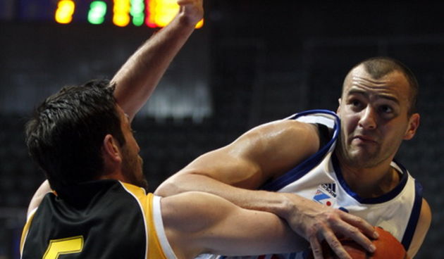 Zadar, 190411. Kosarkaska utakmica KK Zadar – KK Split. Dvorana Kresimira Cosica. Na slici igrac Zadra (bijeli) Ive Ivanov. Foto: Jure Miskovic / CROPIX