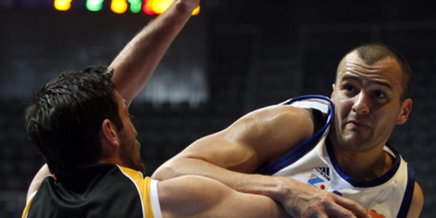 Zadar, 190411. Kosarkaska utakmica KK Zadar – KK Split. Dvorana Kresimira Cosica. Na slici igrac Zadra (bijeli) Ive Ivanov. Foto: Jure Miskovic / CROPIX Zadar, 190411. Kosarkaska utakmica KK Zadar – KK Split. Dvorana Kresimira Cosica. Na slici igrac Zadra (bijeli) Ive Ivanov. Foto: Jure Miskovic / CROPIX