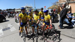 Zadar, 130413.
U 13 sati je s Obale kneza Branimira startala osma po redu biciklijada na relaciji Zadar – Vir u kojoj sudjeluje 300-tinjak biciklista. Po dolasku u Vir ih ocekuje rucak i nagrade za najbrze.
Na fotografiji: detalj sa starata biciklijade.
F