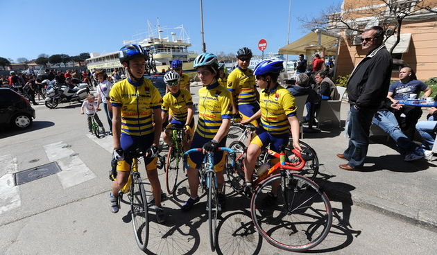 Zadar, 130413.
U 13 sati je s Obale kneza Branimira startala osma po redu biciklijada na relaciji Zadar – Vir u kojoj sudjeluje 300-tinjak biciklista. Po dolasku u Vir ih ocekuje rucak i nagrade za najbrze.
Na fotografiji: detalj sa starata biciklijade.
F