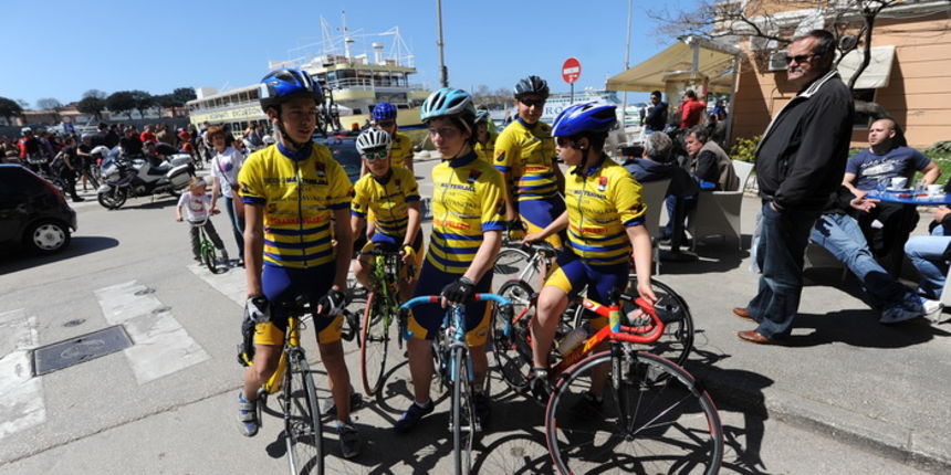 Zadar, 130413.
U 13 sati je s Obale kneza Branimira startala osma po redu biciklijada na relaciji Zadar – Vir u kojoj sudjeluje 300-tinjak biciklista. Po dolasku u Vir ih ocekuje rucak i nagrade za najbrze.
Na fotografiji: detalj sa starata biciklijade.
F Zadar, 130413.
U 13 sati je s Obale kneza Branimira startala osma po redu biciklijada na relaciji Zadar – Vir u kojoj sudjeluje 300-tinjak biciklista. Po dolasku u Vir ih ocekuje rucak i nagrade za najbrze.
Na fotografiji: detalj sa starata biciklijade.
F