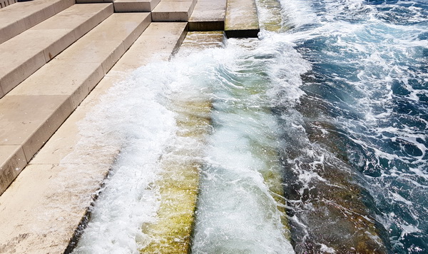 Guštanje u valovima i glazbi Morskih orgulja, a sliku je upotpunio jedrenjak Club Med 2. Foto: Mladen Malik Guštanje u valovima i glazbi Morskih orgulja, a sliku je upotpunio jedrenjak Club Med 2. Foto: Mladen Malik