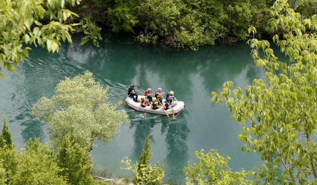 Obrovac, 300411.
6. hrvatska rafting regata Zrmanja 2011. ove godine odrzana je 29. i 30. travnja na rijeci Zrmanji. Organizator regate je Riva rafting centar d.o.o., putnicka agencija iz Obrovca, a suorganizatori su Hrvatski kajakaski savez, Hrvatska tur