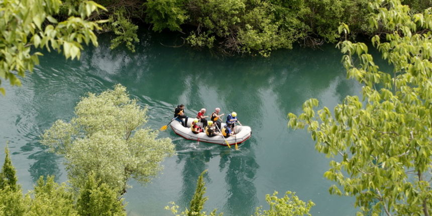 Obrovac, 300411.
6. hrvatska rafting regata Zrmanja 2011. ove godine odrzana je 29. i 30. travnja na rijeci Zrmanji. Organizator regate je Riva rafting centar d.o.o., putnicka agencija iz Obrovca, a suorganizatori su Hrvatski kajakaski savez, Hrvatska tur Obrovac, 300411.
6. hrvatska rafting regata Zrmanja 2011. ove godine odrzana je 29. i 30. travnja na rijeci Zrmanji. Organizator regate je Riva rafting centar d.o.o., putnicka agencija iz Obrovca, a suorganizatori su Hrvatski kajakaski savez, Hrvatska tur