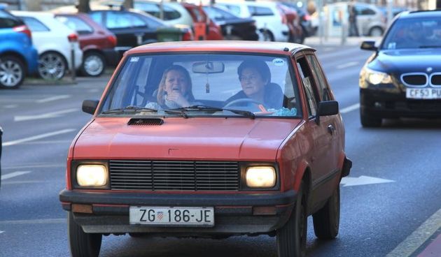 Iako ne tako brojni kao nakada, i danas se mogu sresti automobili koji su u neka druga vremena svojim vozacima predstavljali statusne simbole, jednako vazne kao i danas. Neki od njih se jos voze jer vlasnici ne mogu nabaviti nove, ali je veci broj onih ko