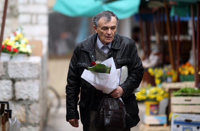 Zadar, 080313.
Danas se diljem svijeta, pa tako i u Zadru, obiljezava Medjunarodni dan zena.
Zadrani su danas zenama, prema obicaju, poklanjali cvijece.
Na fotografiji: detalj sa zadarske trznice.
Foto: Jure Miskovic / CROPIX