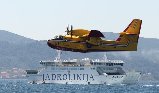 Zadar, 190413. 
Zadarska riva. Ekipa poznate svjetske televizijske kuce Discovery Channel danas je na zadarskoj rivi snimala jednu od epizoda svoga popularnog serijala World s top five.  Njihov interes privukli su piloti kanadera iz 93. vojne zrakoplovne