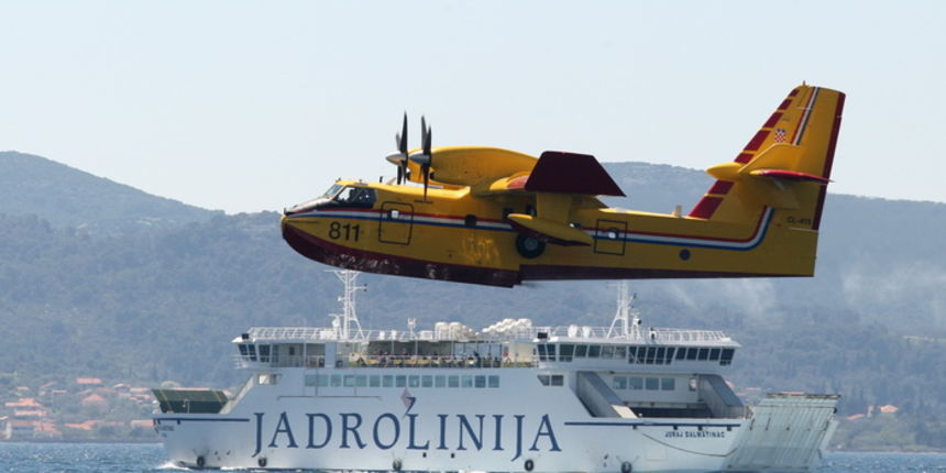 Zadar, 190413. 
Zadarska riva. Ekipa poznate svjetske televizijske kuce Discovery Channel danas je na zadarskoj rivi snimala jednu od epizoda svoga popularnog serijala World s top five.  Njihov interes privukli su piloti kanadera iz 93. vojne zrakoplovne
