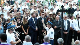 Posljednji ispraćaj Olivera Dragojevića na groblju Sveti Roko u Veloj Luci Posljednji ispraćaj Olivera Dragojevića na groblju Sveti Roko u Veloj Luci