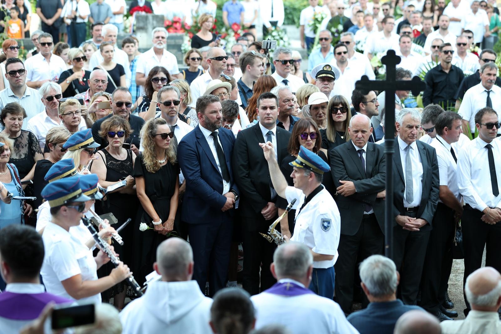 Posljednji ispraćaj Olivera Dragojevića na groblju Sveti Roko u Veloj Luci Posljednji ispraćaj Olivera Dragojevića na groblju Sveti Roko u Veloj Luci