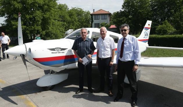 Na aerodromu Lucko odrzana je prezentacija i promotivni let novim avionom Piper Archer DX, Continental CD-155 koji je medju prvima pokretan dizelskim motorom i paljenjem dizelskog goriva (EN590). Cilnar Petar, Hernrik Burkal i Zdravko Delic. Photo: Zeljko