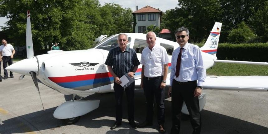 Na aerodromu Lucko odrzana je prezentacija i promotivni let novim avionom Piper Archer DX, Continental CD-155 koji je medju prvima pokretan dizelskim motorom i paljenjem dizelskog goriva (EN590). Cilnar Petar, Hernrik Burkal i Zdravko Delic. Photo: Zeljko Na aerodromu Lucko odrzana je prezentacija i promotivni let novim avionom Piper Archer DX, Continental CD-155 koji je medju prvima pokretan dizelskim motorom i paljenjem dizelskog goriva (EN590). Cilnar Petar, Hernrik Burkal i Zdravko Delic. Photo: Zeljko