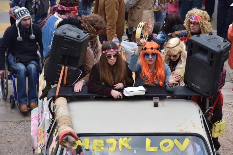 Karnevalska povorka okupila se na parkiralistu kod ‘Ljepotice’ a potom je krenula prema sredisnjem gradskom Trgu. Photo: Dino Stanin/PIXSELL