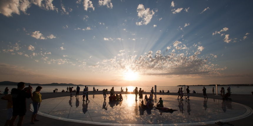 Zadar, 110711.
Morske orgulje i  instalacija Pozdrav suncu privlace mnoge turiste pogotovo za vrijeme zalaska sunca.
Na slici: turisti na orguljama i  pozdravu suncu. 
Foto : Vladimir Ivanov / CROPIX