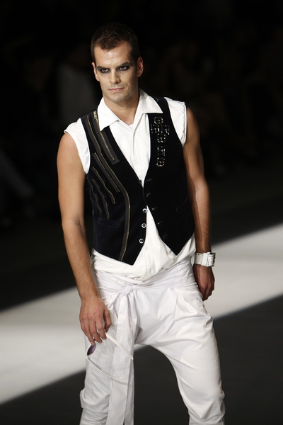 Zagreb, 250909.
U staroj tvornici Zagrepcanka od 24.09.-26.09. odrzava se modna revija Dove Fashion.hr.
Modna revija: Stjepan Cuka.
Foto: Dragan Matic / Cropix