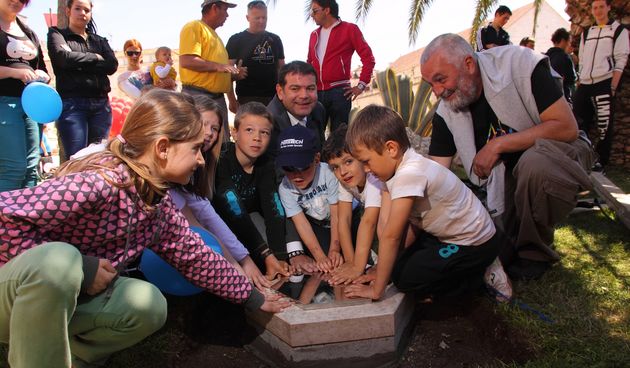 Hvarani zakopali “Škatulu za sne” koju će otkopati za 100 godina.