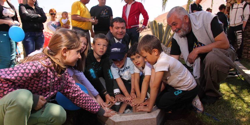 Hvarani zakopali “Škatulu za sne” koju će otkopati za 100 godina.