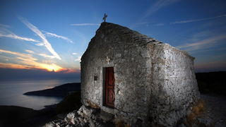 Vis 210812.
Otok Vis jedan je od najudaljenijih hrvatskih otoka koji broji nesto manje od 3 i pol tisuce stanovnika.No u vrijeme turisticke sezone otok postaje omiljena destinacija turistima od kojih je tradicionalno u kolovozu najvise Talijana.Vis ima bo